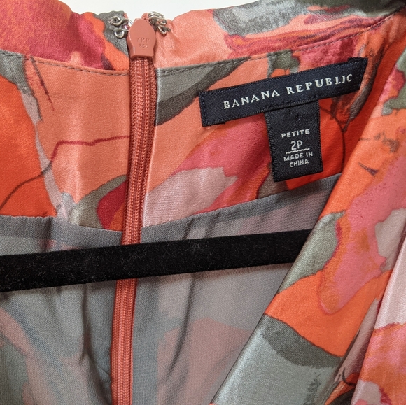 BANANA REPUBLIC Beautiful 100% Silk Dress - Picture 3 of 14